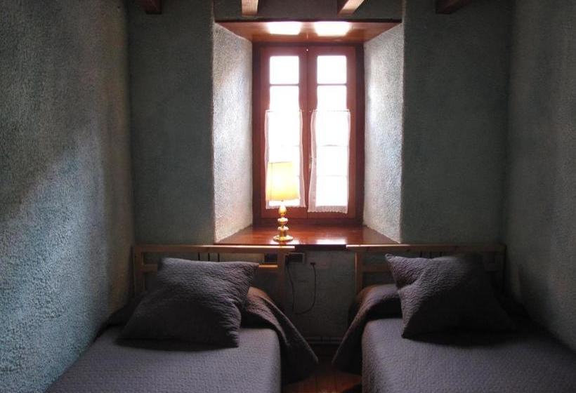 پانسیون Hostal Plaça Garós