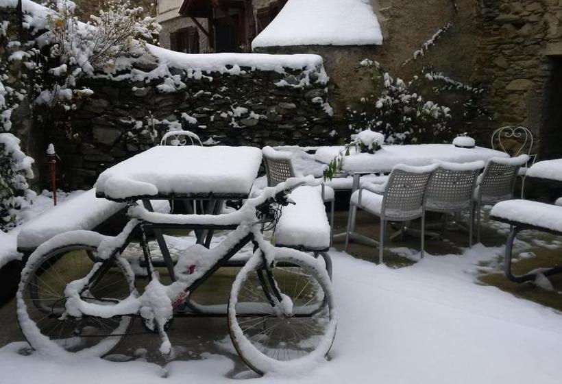 پانسیون Hostal Plaça Garós