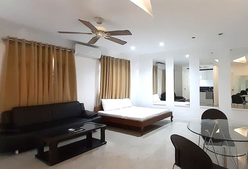 Hotelli 153 Executive Suites By Oyo Rooms