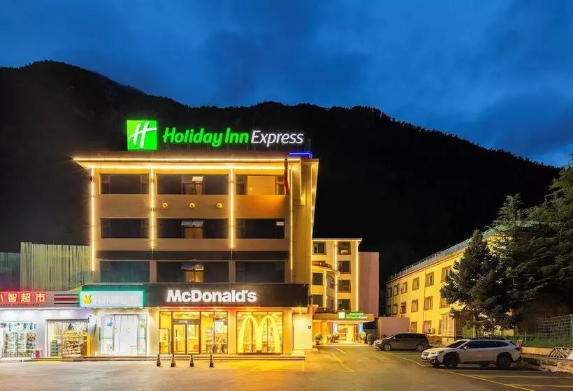 Hotelli Holiday Inn Express Jiuzhaigou,only 600 Meters To Jiuzhaigou Park, An Ihg
