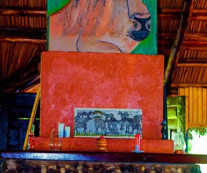 هتل Teen Ranch Camp