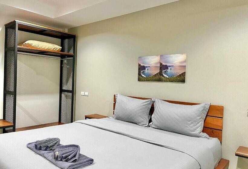 The Gun Hotel Premium