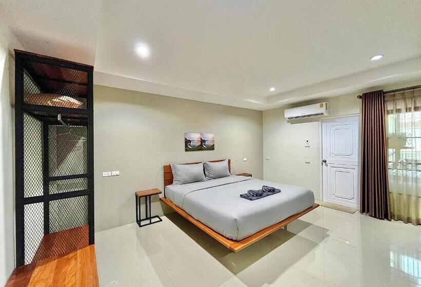 The Gun Hotel Premium