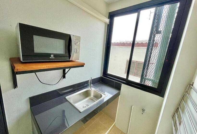 The Gun Hotel Premium