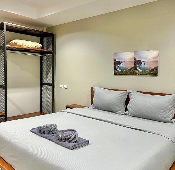 The Gun Hotel Premium