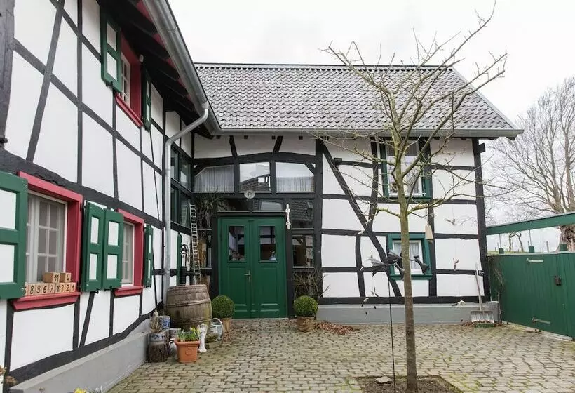 Vintage Apartment With Garden