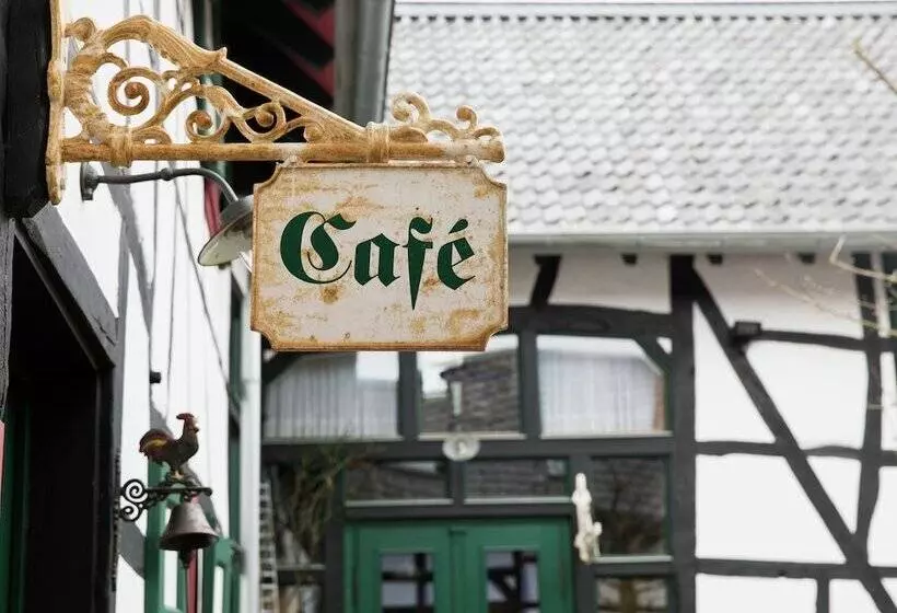 Vintage Apartment With Garden