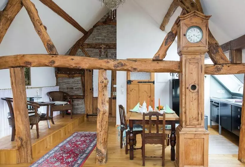 Vintage Apartment With Garden