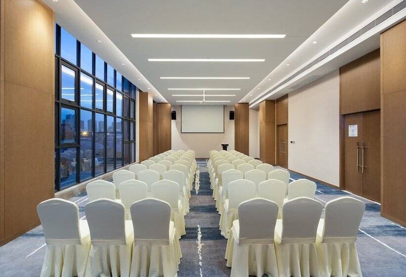 Отель Holiday Inn Express Chengdu Longquanyi North, An Ihg