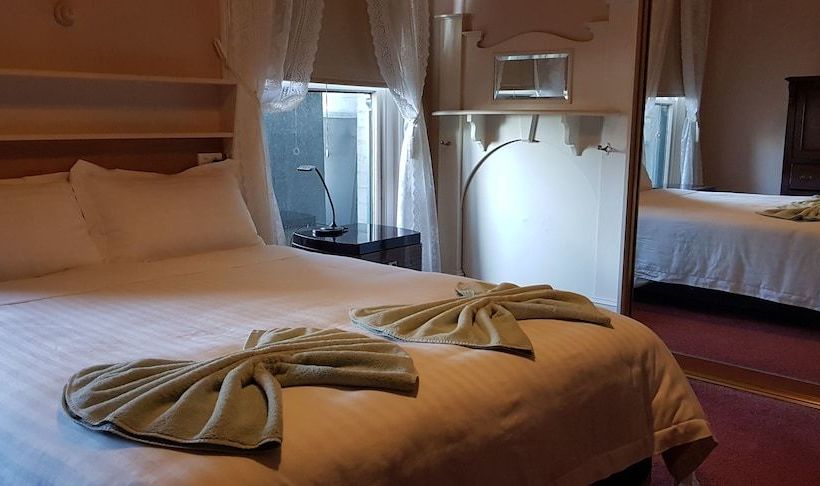 בית מלון כפרי Madden S Commercial