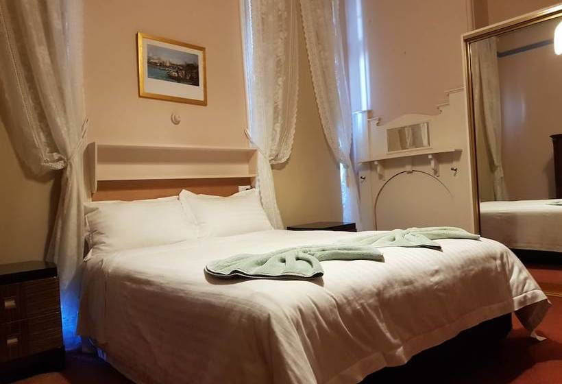 בית מלון כפרי Madden S Commercial