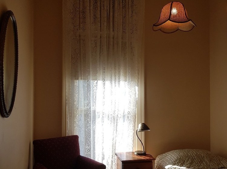 בית מלון כפרי Madden S Commercial