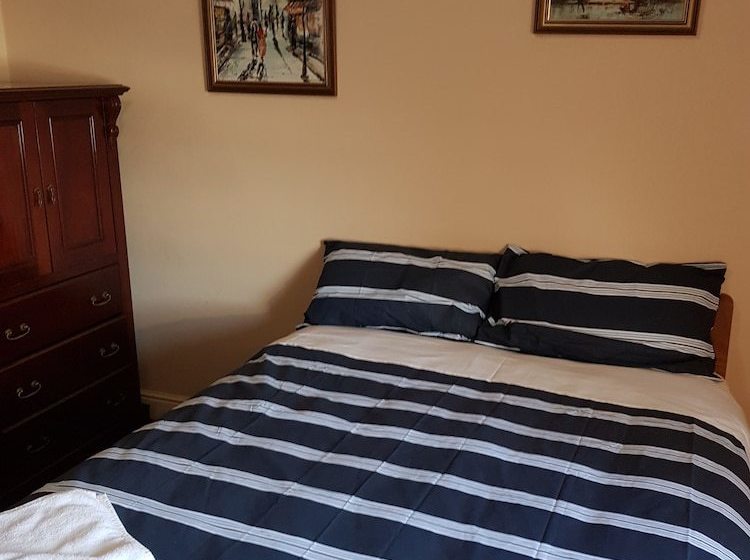 בית מלון כפרי Madden S Commercial