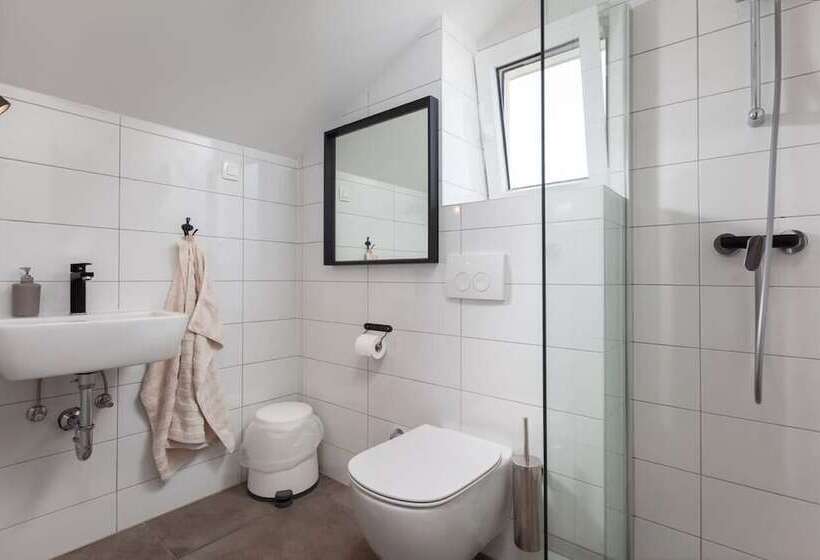 Subtub Hostel Makarska