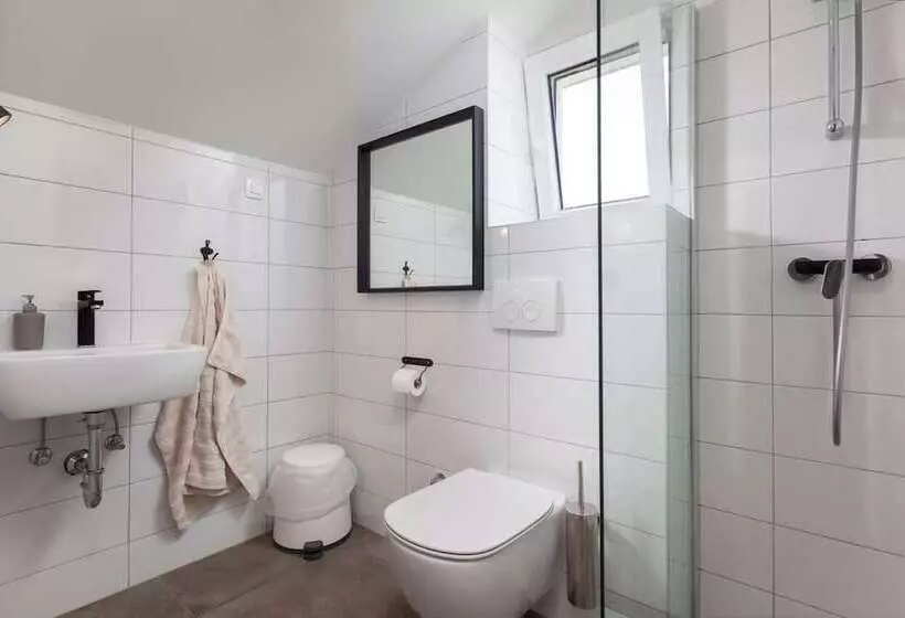 Subtub Hostel Makarska