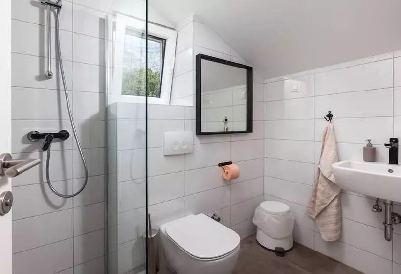 Subtub Hostel Makarska