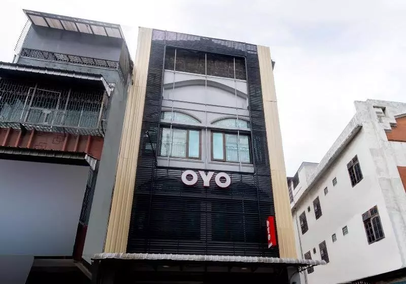 ホテル Oyo 3159 Festive Inn
