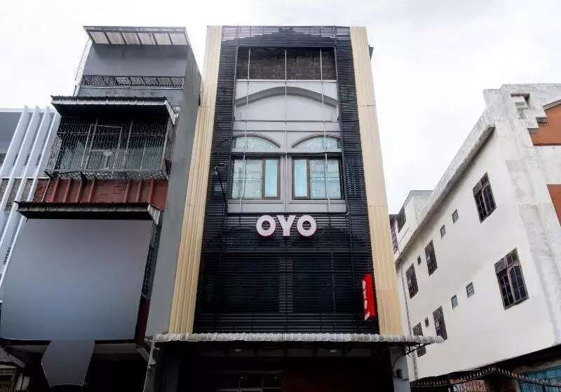 ホテル Oyo 3159 Festive Inn