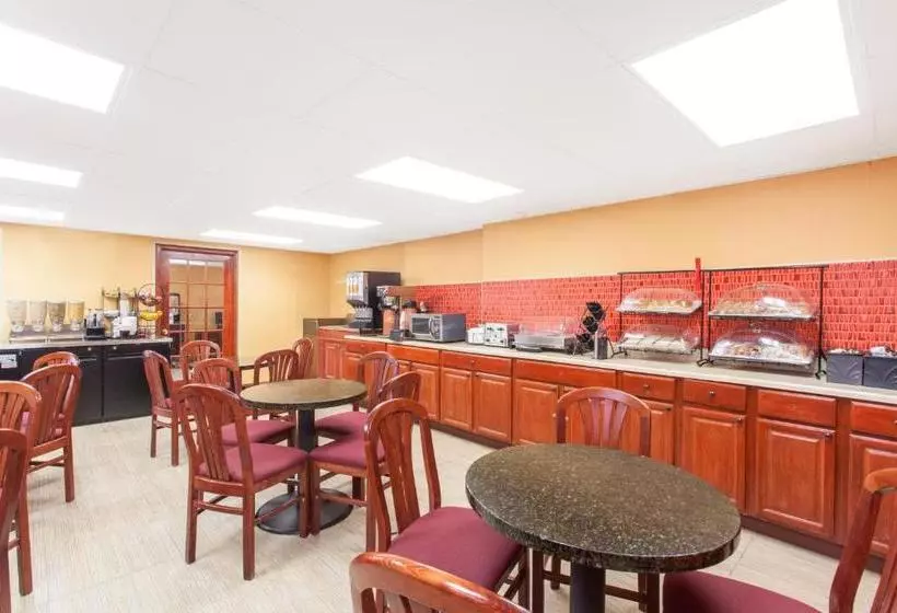 Отель Howard Johnson By Wyndham Suffern