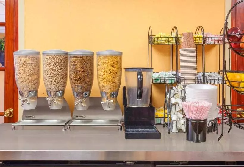 Отель Howard Johnson By Wyndham Suffern