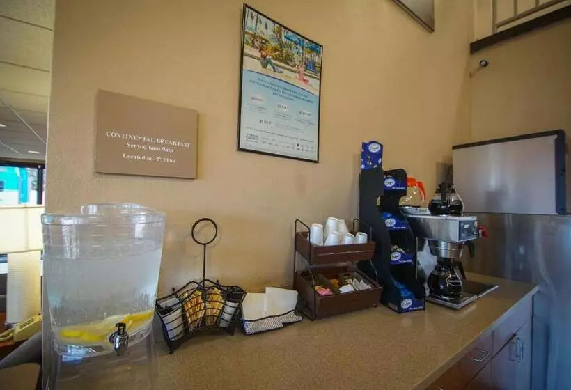 هتل Travelodge By Wyndham Colorado Springs Airport/peterson Afb