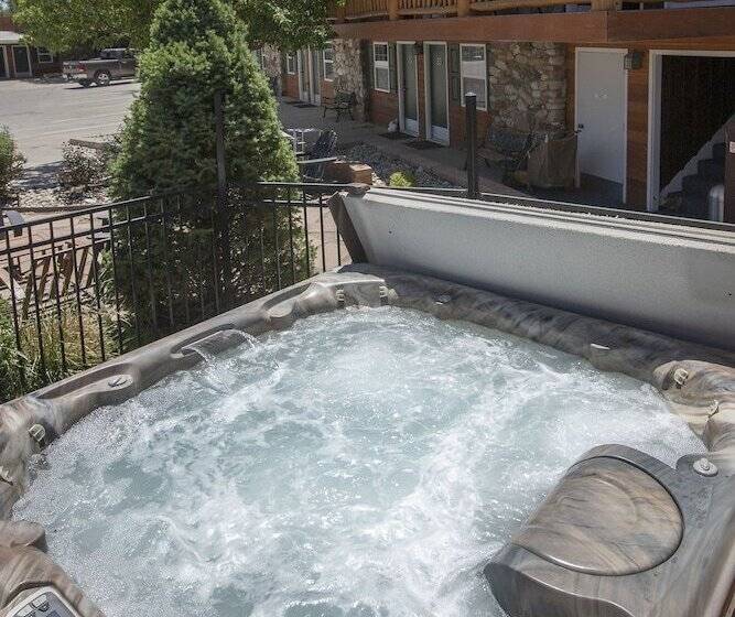 فندق على الطريق Silver Ridge Lodge