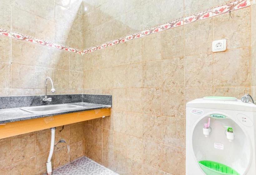 بنسيون Reddoorz @ Jaya Giri Renon