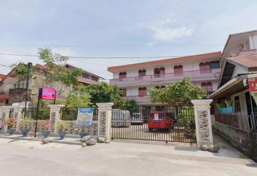 ペンション Reddoorz Syariah Near Plaza Andalas Padang