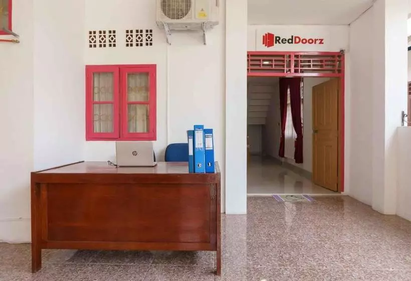 ペンション Reddoorz Syariah Near Plaza Andalas Padang