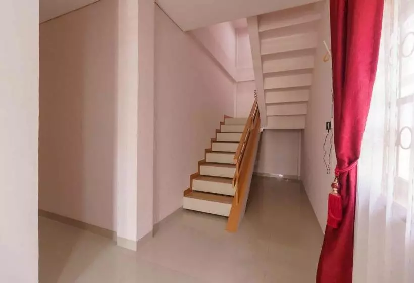 ペンション Reddoorz Syariah Near Plaza Andalas Padang