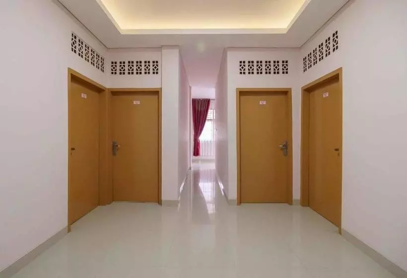 ペンション Reddoorz Syariah Near Plaza Andalas Padang