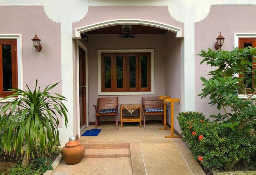 בית מלון כפרי Ginis Beach Resort