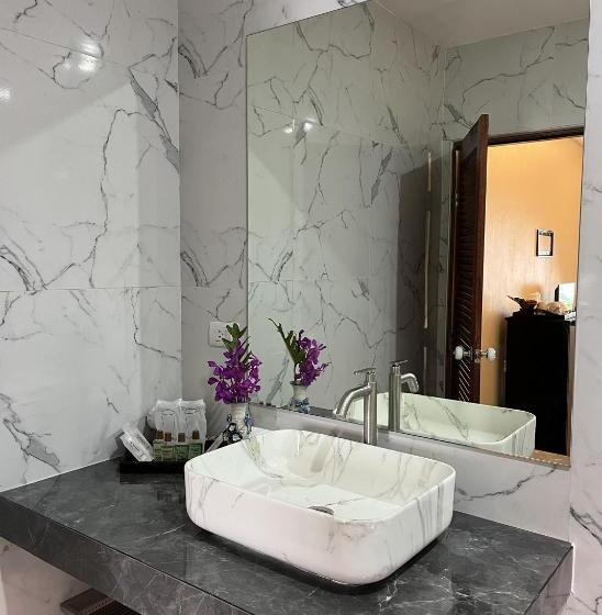 בית מלון כפרי Ginis Beach Resort