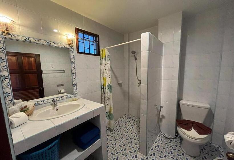 בית מלון כפרי Ginis Beach Resort