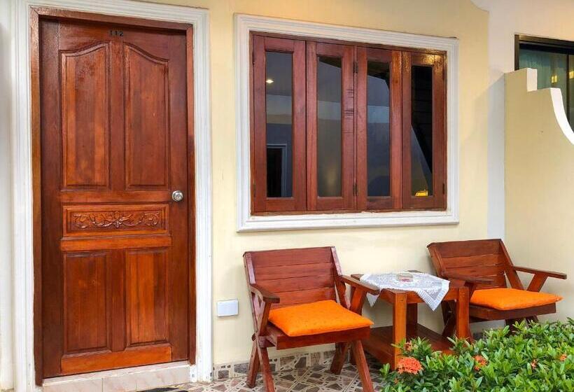 בית מלון כפרי Ginis Beach Resort