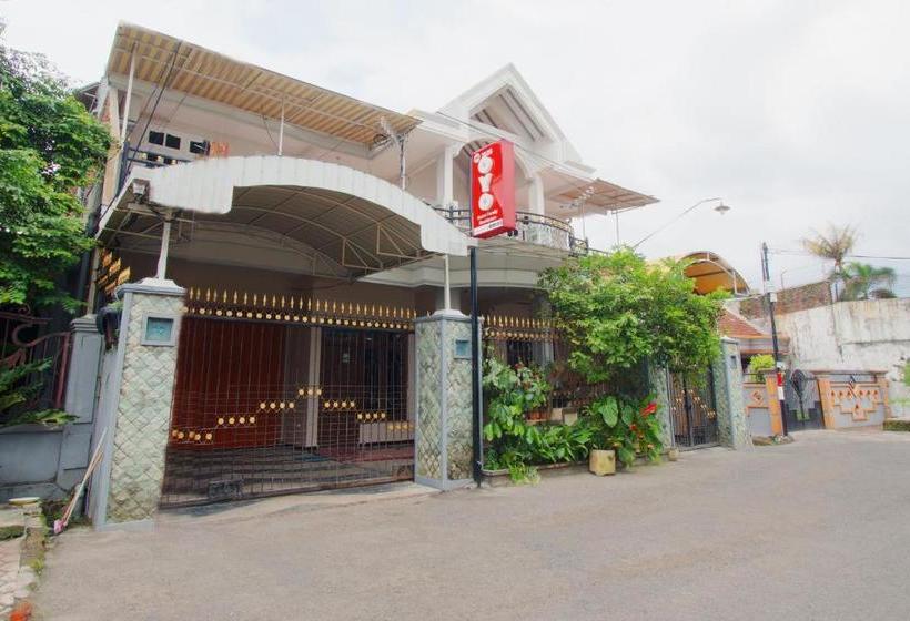 Отель Oyo 3026 Nurul Family Residence