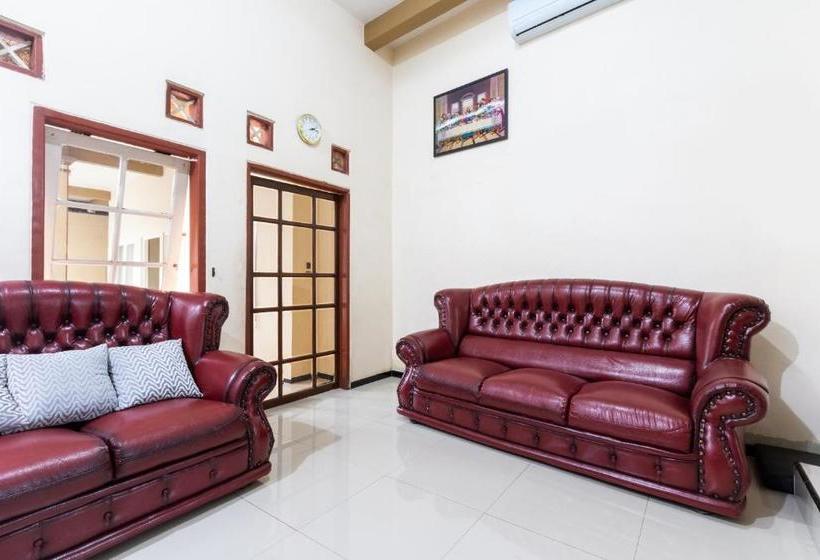 Отель Oyo 3026 Nurul Family Residence