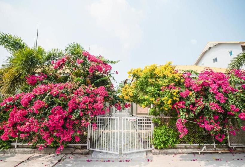 בית מלון כפרי Oyo 569 Aa Resort