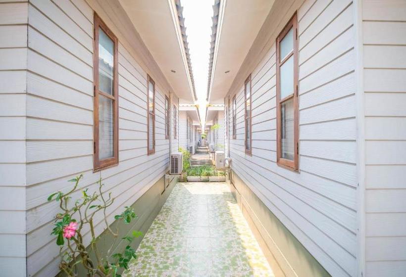 בית מלון כפרי Oyo 569 Aa Resort