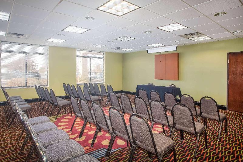 فندق Holiday Inn Express St. Louis Arpt Maryland Hgts