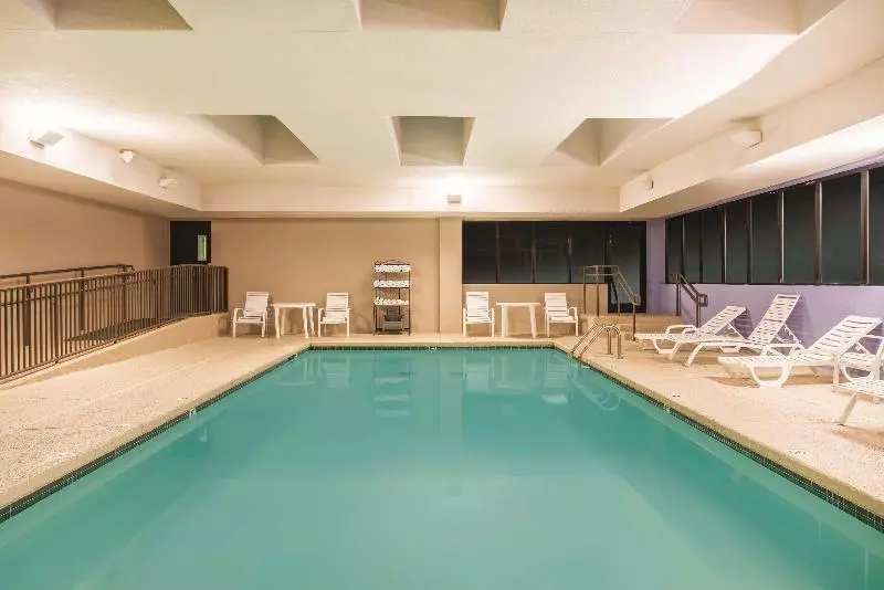 فندق Holiday Inn Express St. Louis Arpt Maryland Hgts