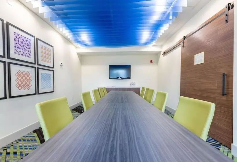 호텔 Holiday Inn Express & Suites Arlington North – Stadium Area, An Ihg