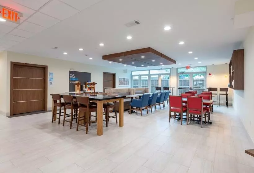 호텔 Holiday Inn Express & Suites Arlington North – Stadium Area, An Ihg