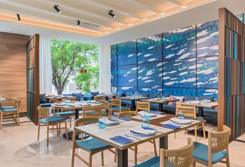 هتل Occidental Sevilla Viapol