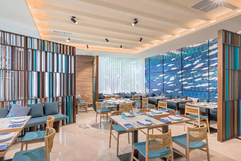 هتل Occidental Sevilla Viapol