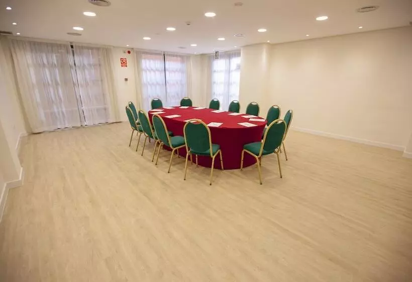 فندق Holiday Inn Express Ciudad De Las Ciencias, An Ihg