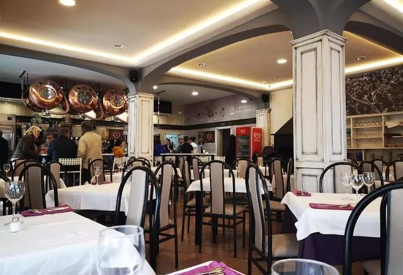 ホテル Hostal Los Hermanos