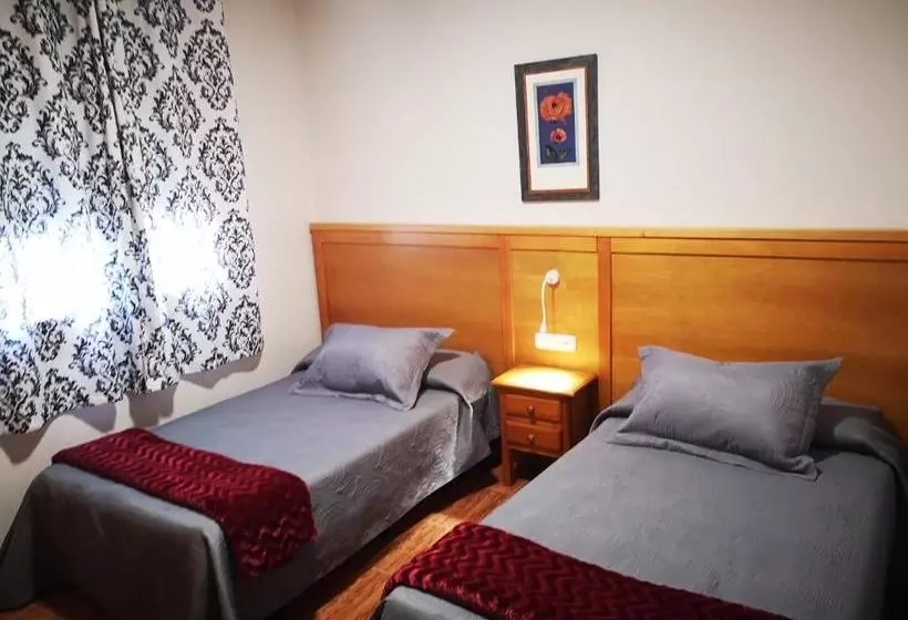 ホテル Hostal Los Hermanos