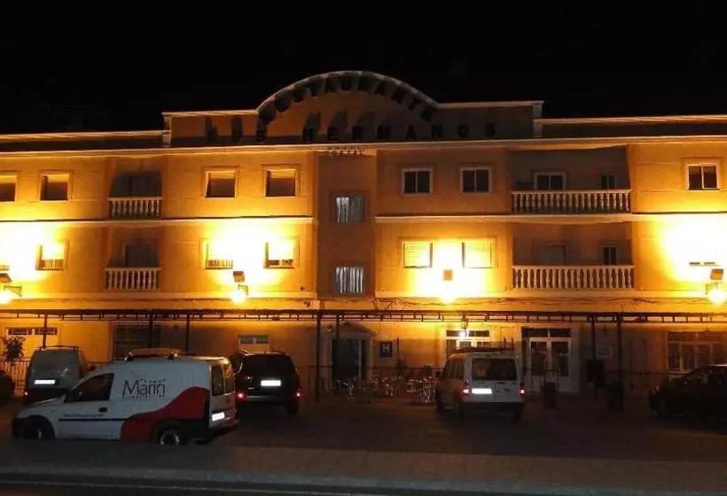 ホテル Hostal Los Hermanos