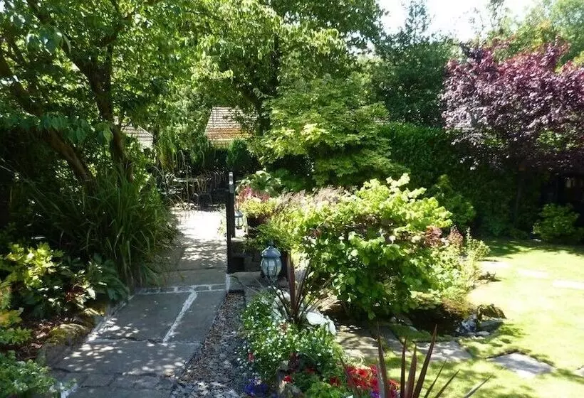 Отель The Willowsmere   Adults Only